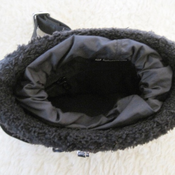 Lulu Lemon Crossbody Fleece Bucket Bag 2.5L - Picture 7 of 14